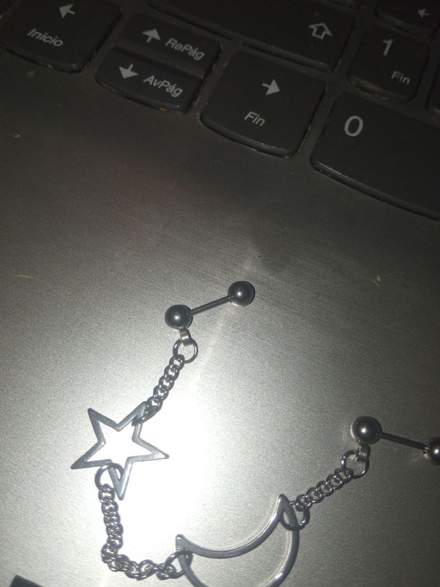 Piercing doble anclaje cadena luna y estrella