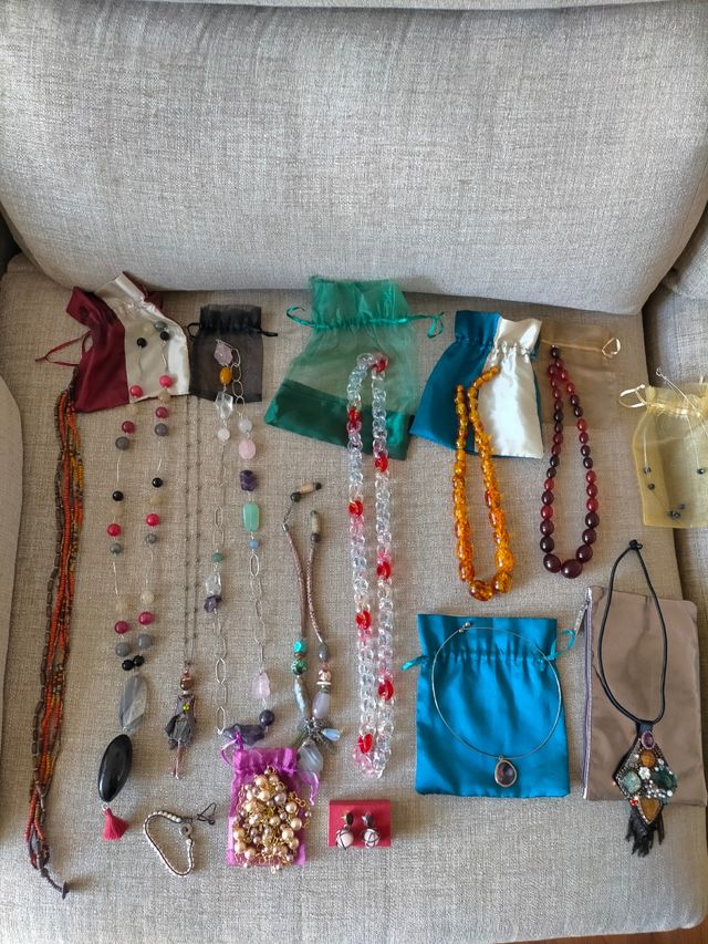 Lote de collares pulseras y pendientes