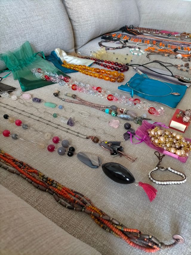 Lote de collares pulseras y pendientes