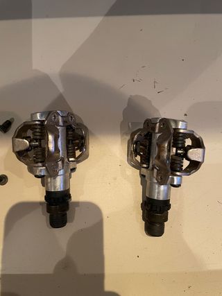 Pedales y calas con chapa shimano M520 SPD plata