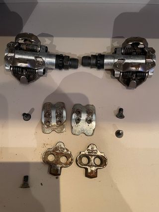 Pedales y calas con chapa shimano M520 SPD plata