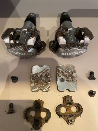 Pedales y calas con chapa shimano M520 SPD plata