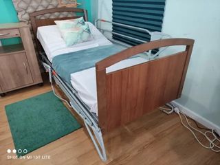 Cama articulada con carro elevador y barandillas