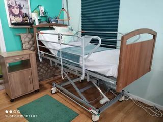 Cama articulada con carro elevador y barandillas