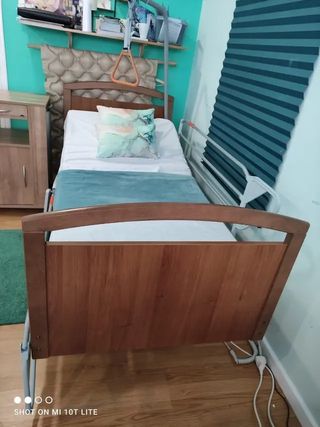 Cama articulada con carro elevador y barandillas