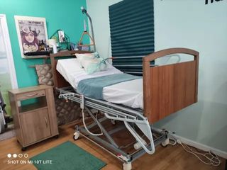 Cama articulada con carro elevador y barandillas