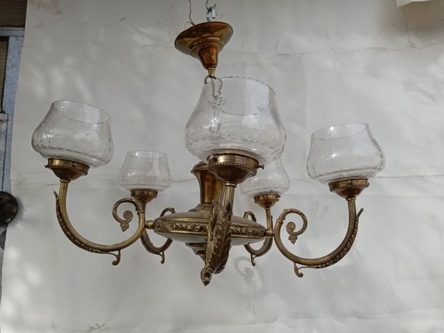 LAMPARA DE TECHO DE BRONCE CON CINCO TULIPAS