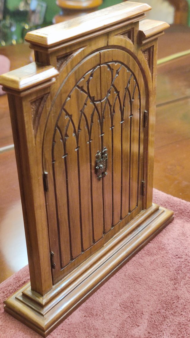 Capilla talla nogal macizo finales del siglo XIX