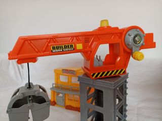 Grúa de construcción con accesorios de obra