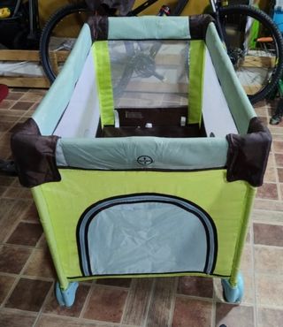 Cuna de viaje plegable.