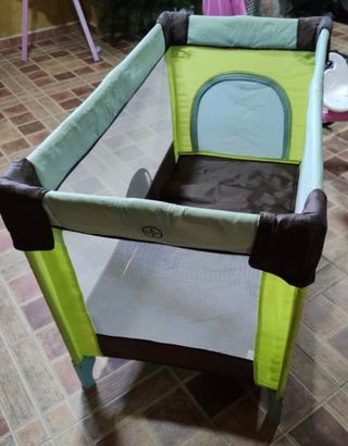 Cuna de viaje plegable.