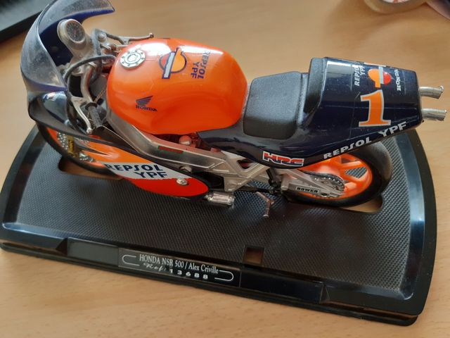 Honda NSR500 Álex Criville, nueva con pedestal