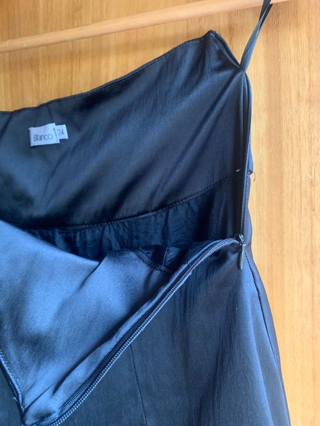 Falda negra en raso, de vestir