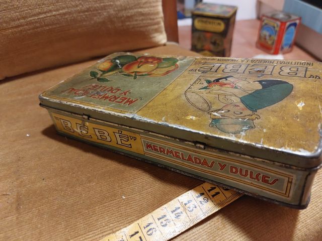 caja de chapa antigua bebé