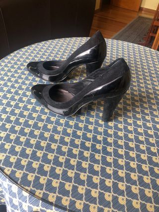 Zapato de tacón negro 