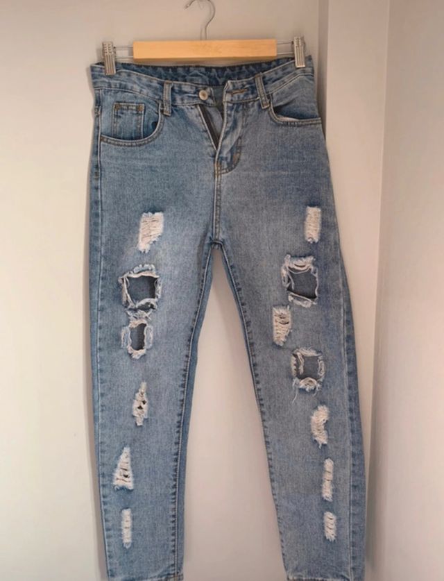 Jeans con strappi di Zara