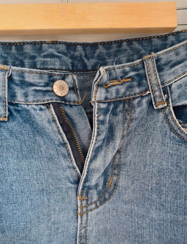 Jeans con strappi di Zara