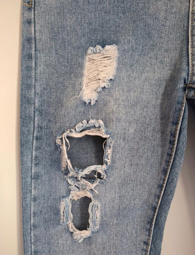Jeans con strappi di Zara