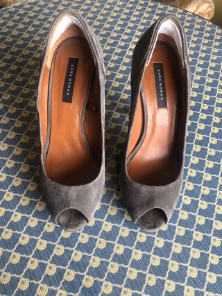 Zapatos de tacón gris 