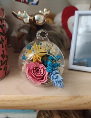 bolas cristal, marcos y tazas con flor preservada