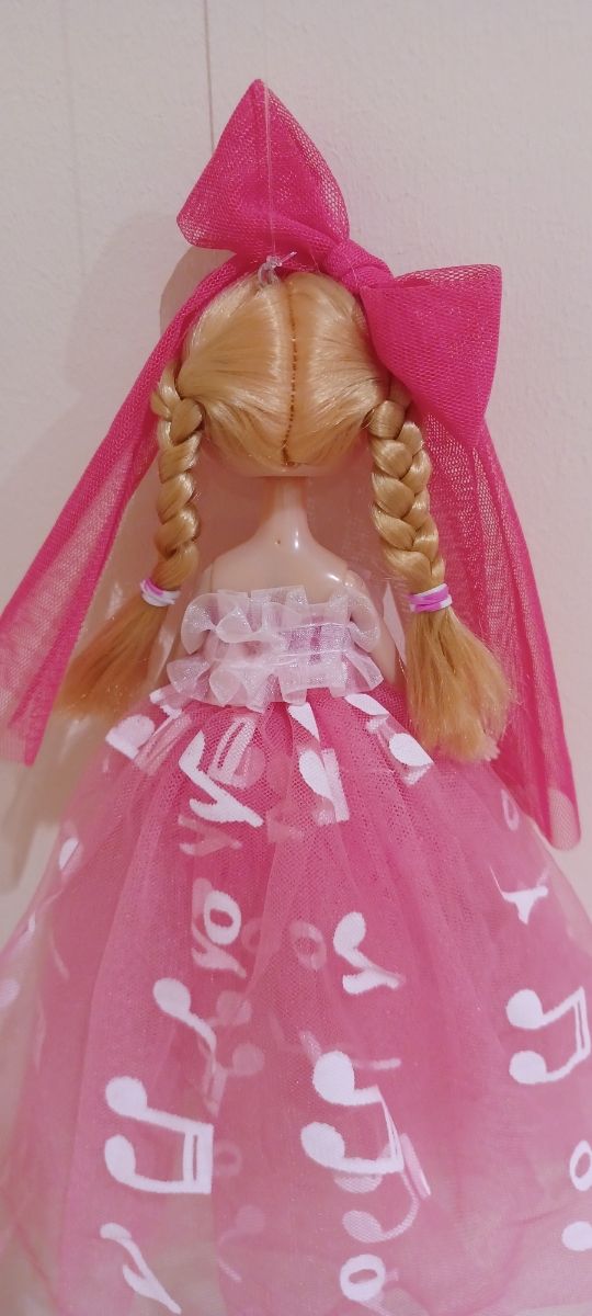 Muñeca para decoración con motivos musicales.