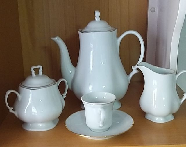 Juego café de porcelana y oro