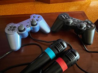 PS2 con mandos y microfonos
