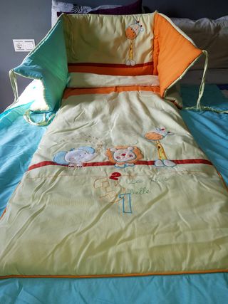 Colcha de cuna con chichoneras