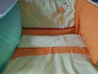 Colcha de cuna con chichoneras