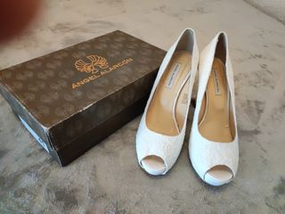 Zapato de tacón color crudo de encaje talla 41