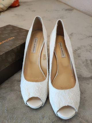 Zapato de tacón color crudo de encaje talla 41