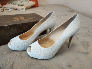 Zapato de tacón color crudo de encaje talla 41