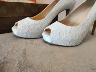 Zapato de tacón color crudo de encaje talla 41