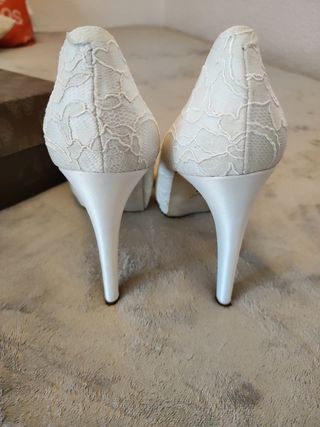 Zapato de tacón color crudo de encaje talla 41