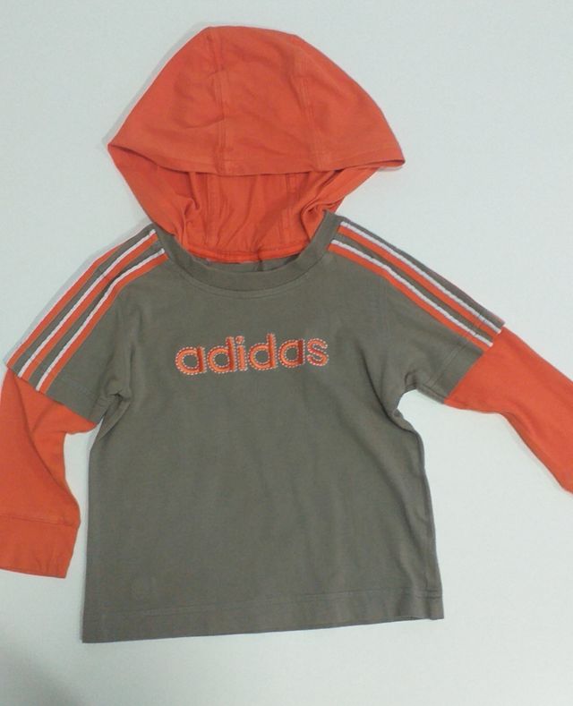 Camiseta  con capucha Adidas.