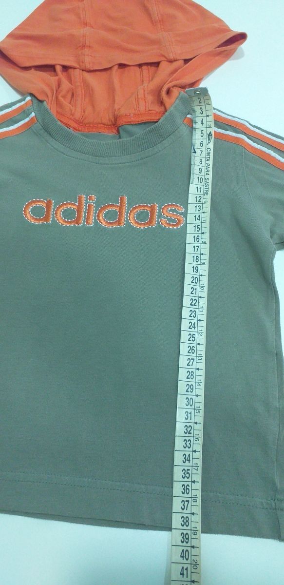 Camiseta  con capucha Adidas.