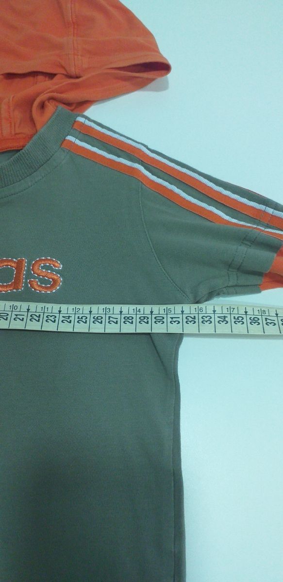 Camiseta  con capucha Adidas.