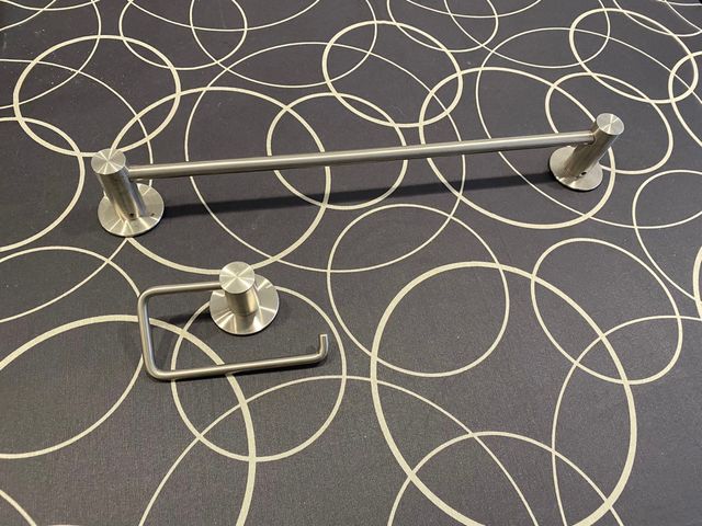 Toallero y portarollo de acero inoxidable mate