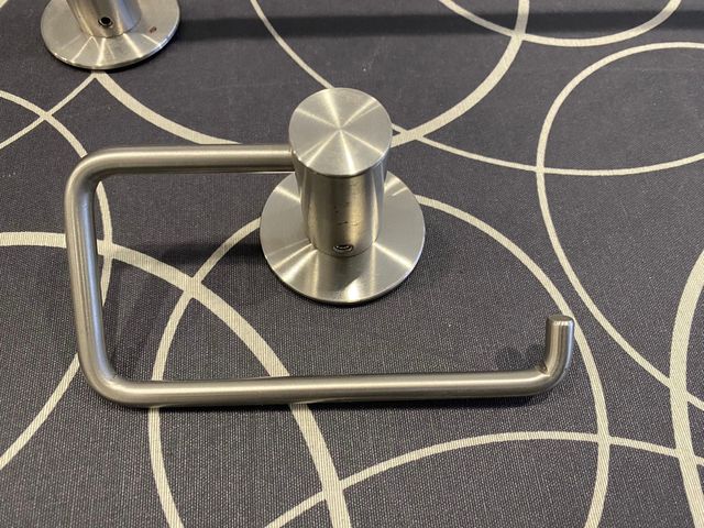 Toallero y portarollo de acero inoxidable mate