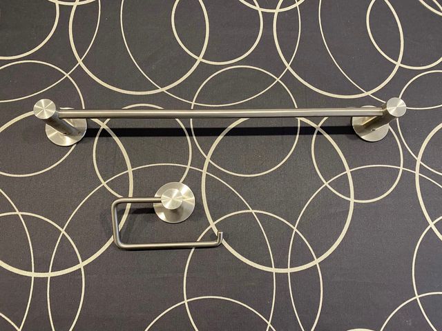 Toallero y portarollo de acero inoxidable mate