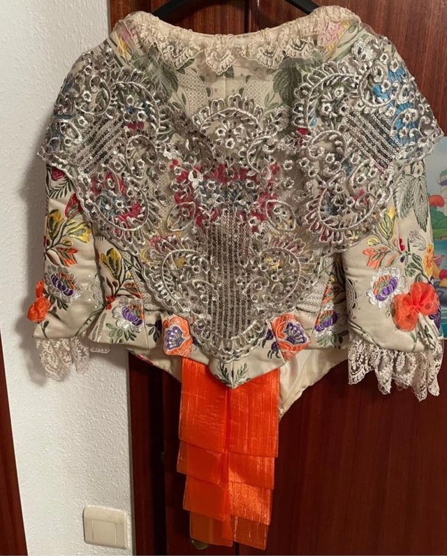 Vestido fallera y peinetas plata