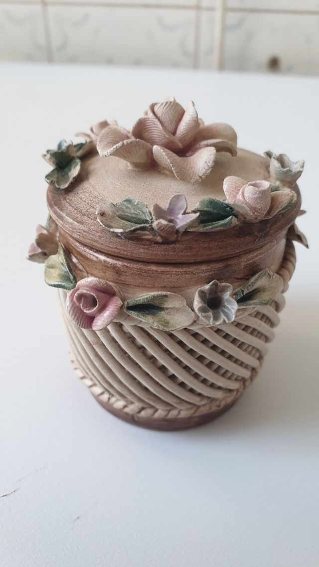 Cajita y cuenco de porcelana