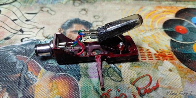 Reloop: porta cápsula 
Ortofón: cápsula y aguja