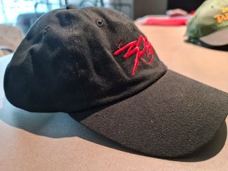 GORRA NEGRA DE ALGODÓN 100% Y AJUSTABLE 