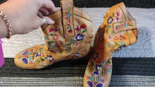 Botas piel bordadas