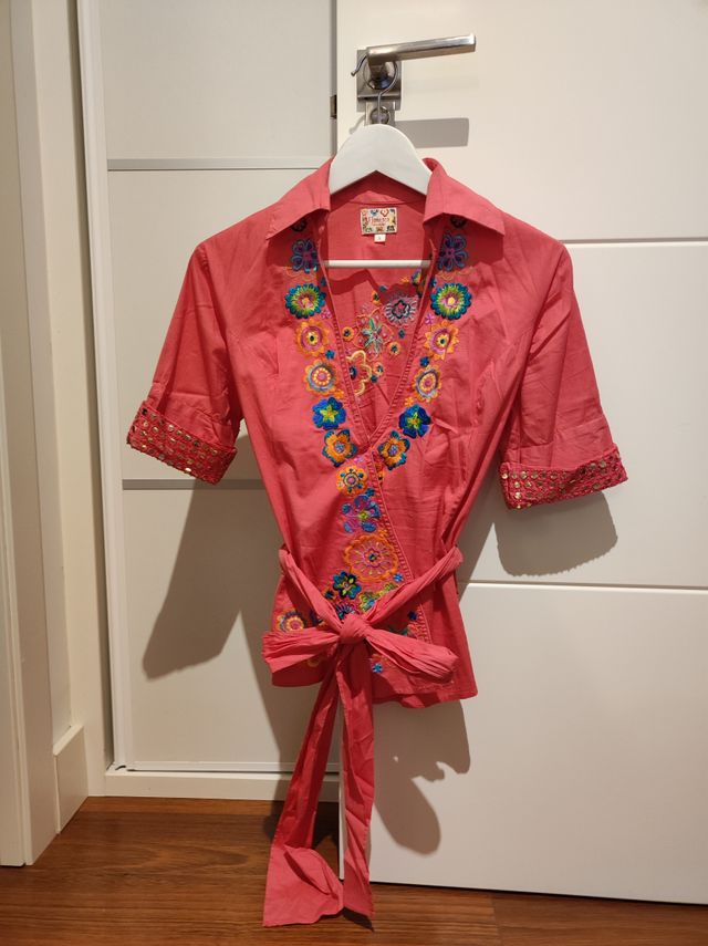 Camisa rosa bordada de marca Flamenco. Talla L
