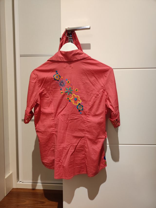 Camisa rosa bordada de marca Flamenco. Talla L