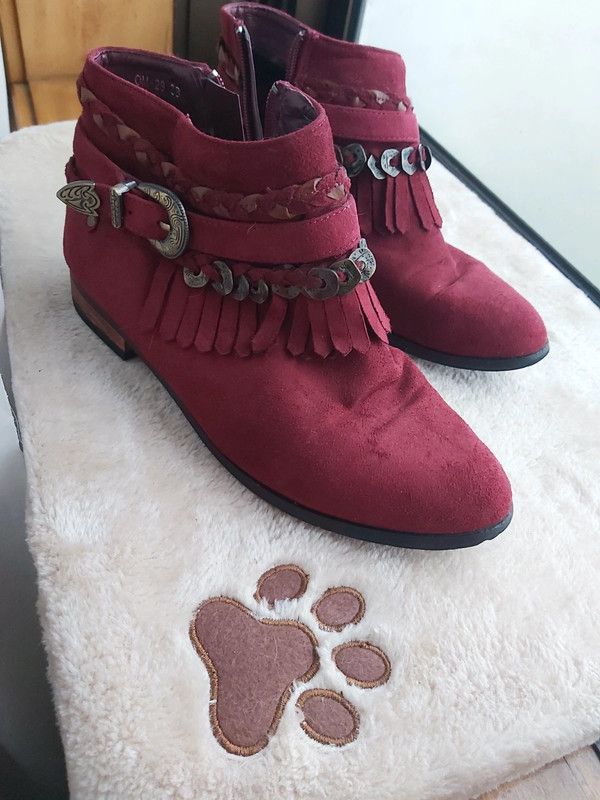 Botas baixas bordeaux com franjas e fivela