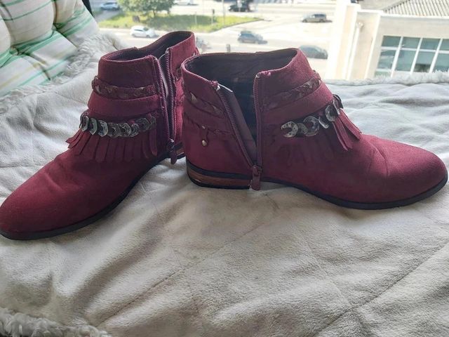 Botas baixas bordeaux com franjas e fivela