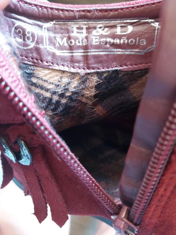 Botas baixas bordeaux com franjas e fivela